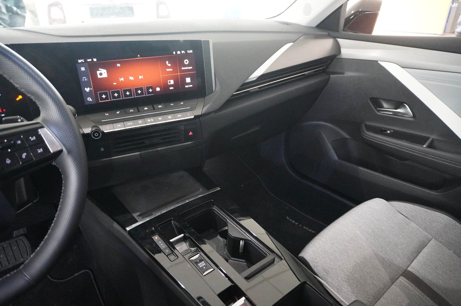 Fahrzeugabbildung Opel Astra L Lim. 1.6 HYBRID ELEGANCE NAVI/LED/KAMERA