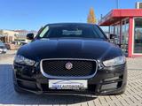 Jaguar XE Pure - schwarze Jaguar XE