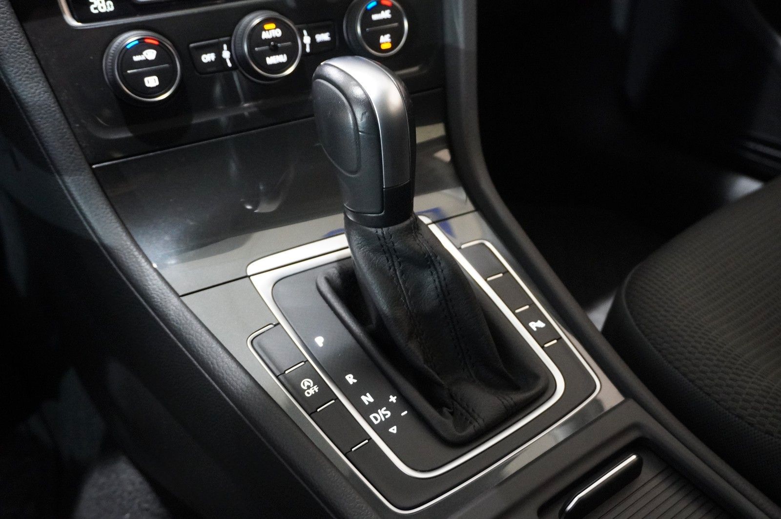 Fahrzeugabbildung Volkswagen Golf VII VARI. 1.5 TGI COMFORT. DSG NAVI/LED/ACC