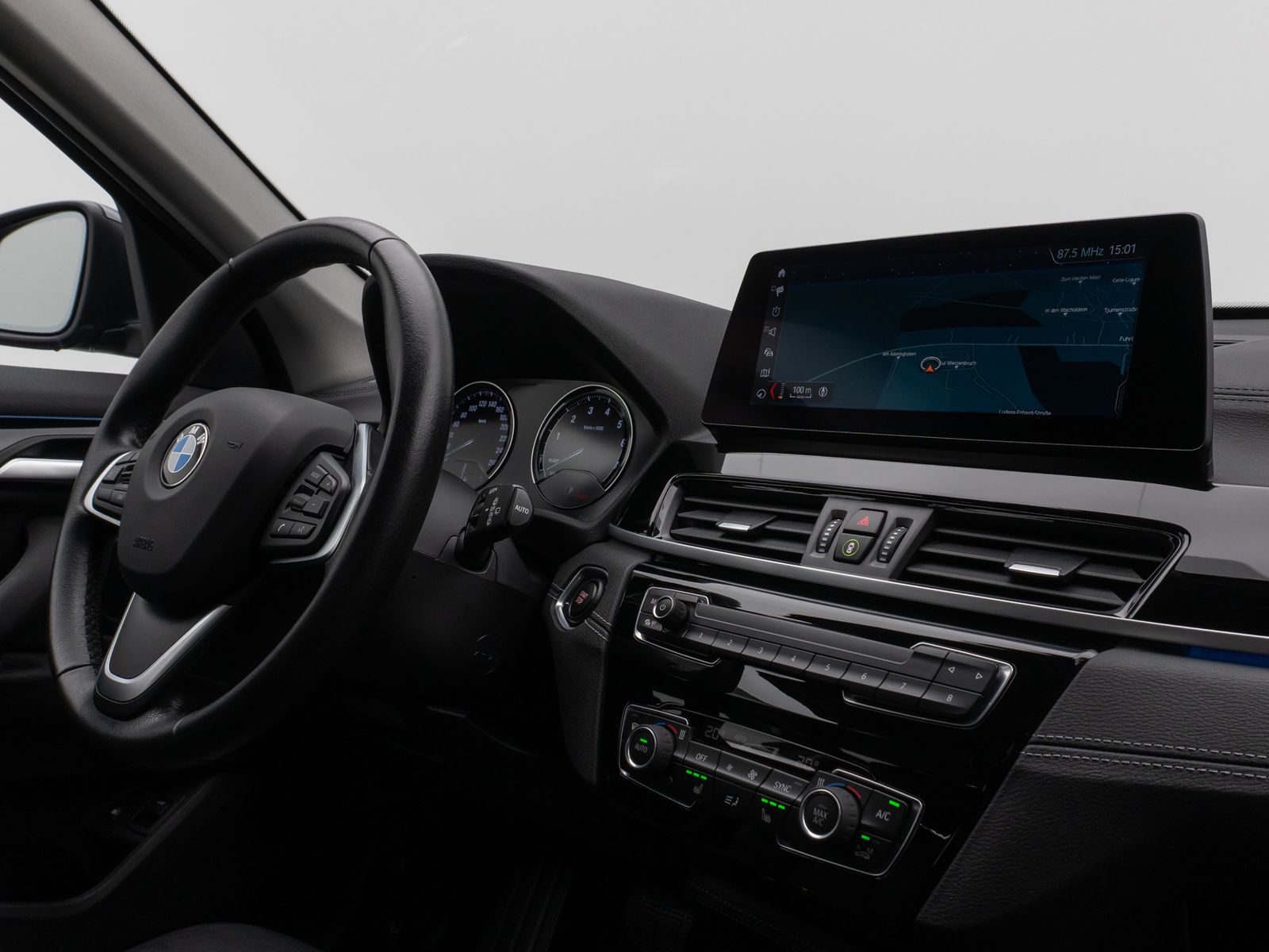 Fahrzeugabbildung BMW X1 xD25e SportLine Kamera HUD DAB HiFi AHK Alarm