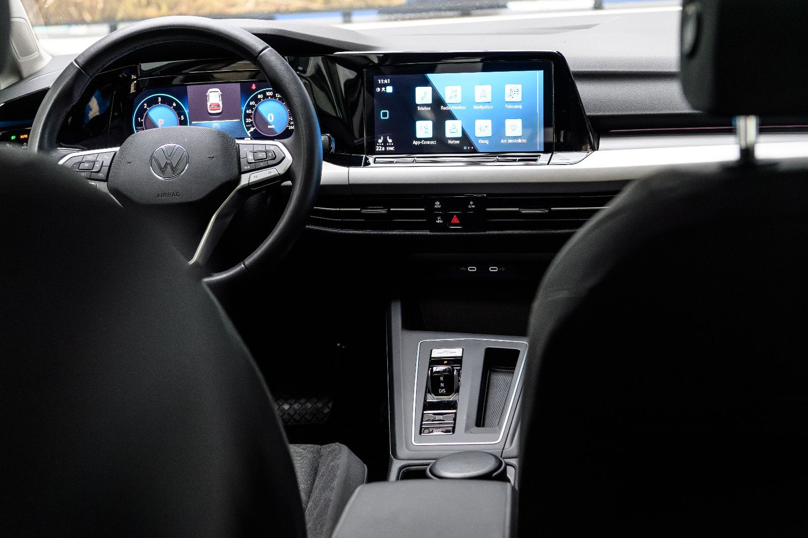 Fahrzeugabbildung Volkswagen Golf VIII Life +STHZ+LED+SHZ+NAVI+PANO+HEADUP