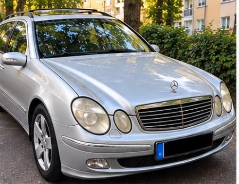 Mercedes-Benz E220 2005 — rear view