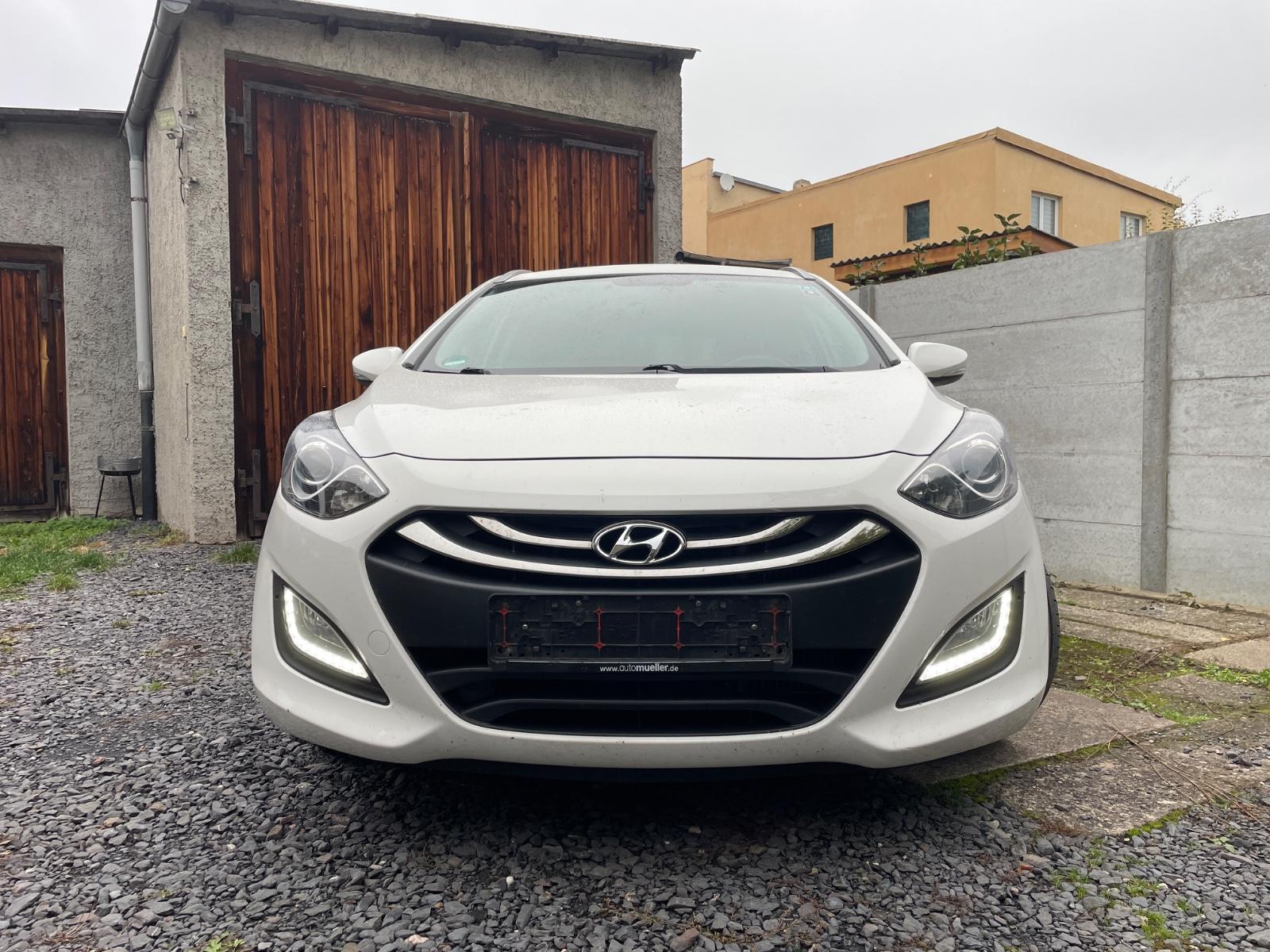Hyundai i30 2015 — rear view