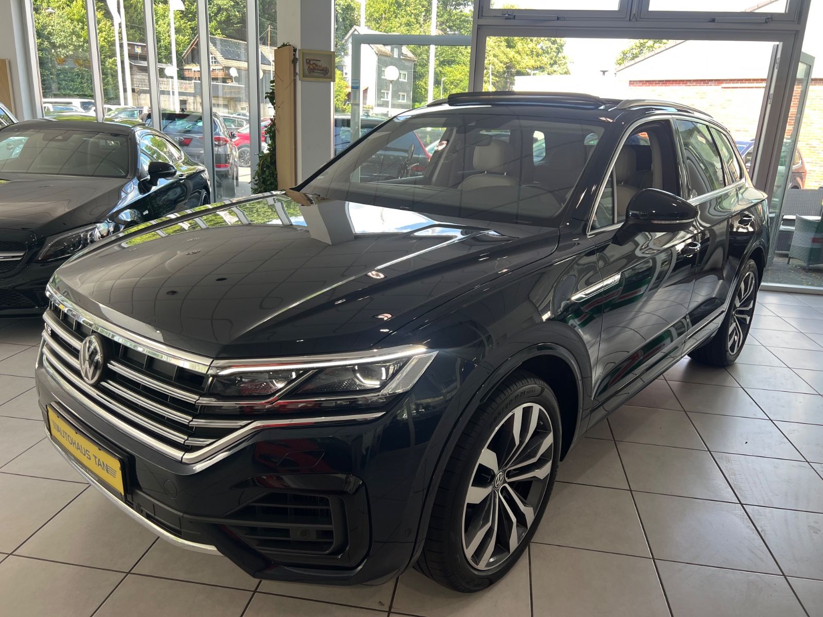 Fahrzeugabbildung Volkswagen Touareg 4.0 V8 Elegance 4Motion R line