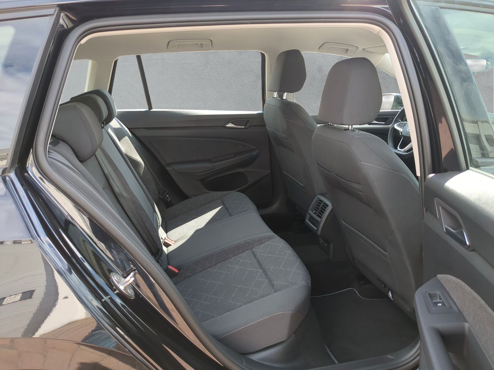 Fahrzeugabbildung Volkswagen Golf Variant 1.0 eTSI Life Kamera ACC SHZ AppCon