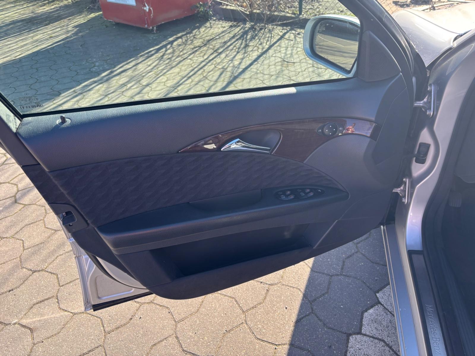 Mercedes-Benz E200 2005 — photo 12