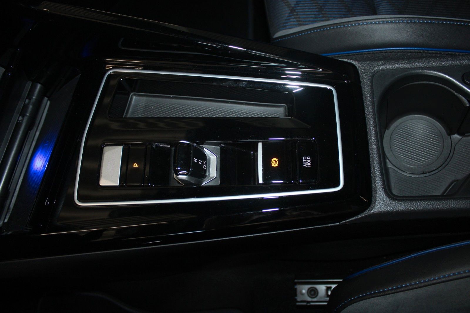 Fahrzeugabbildung Volkswagen Golf R DSG 4MOTION IQ Light Pano Performance Pak