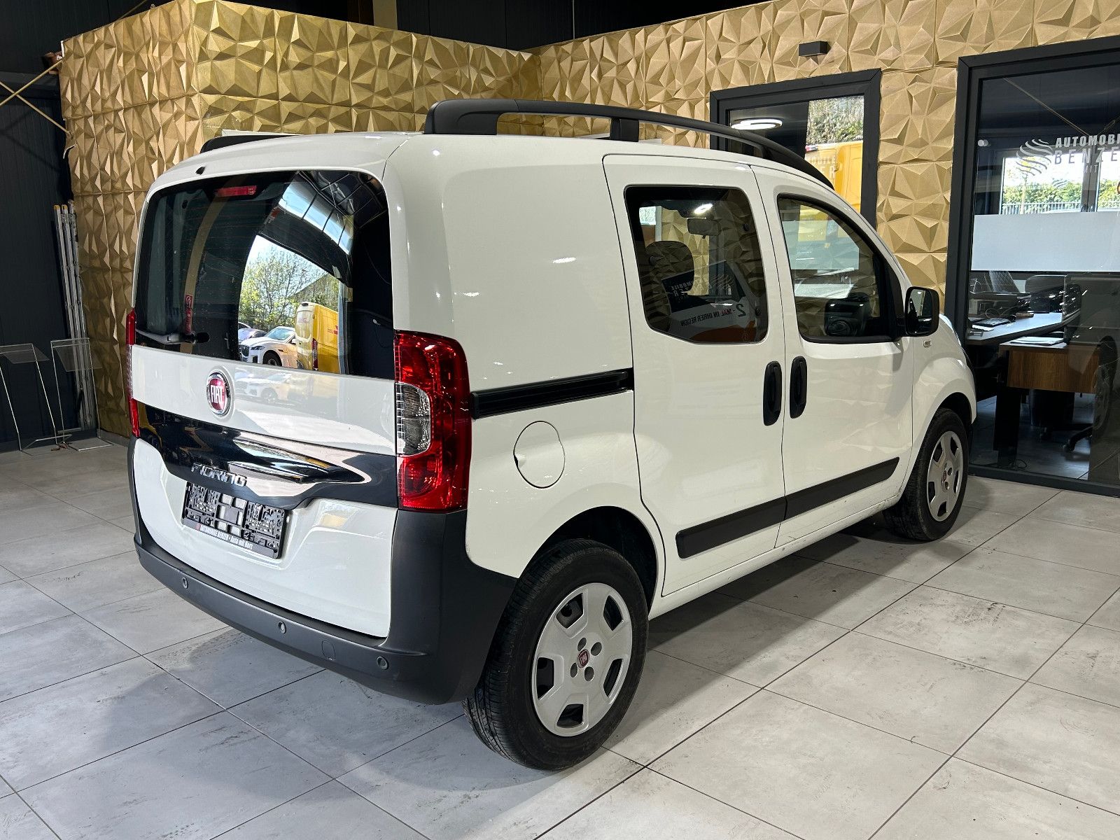 Fahrzeugabbildung Fiat Fiorino SX Kombi/RADIO/4-SITZ/SHZ/SCHIEBETÜR L+R