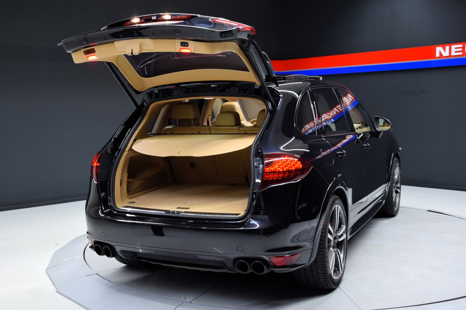 Fahrzeugabbildung Porsche Cayenne GTS PDLS+ Chrono BOSE Pano *Luft Kamera