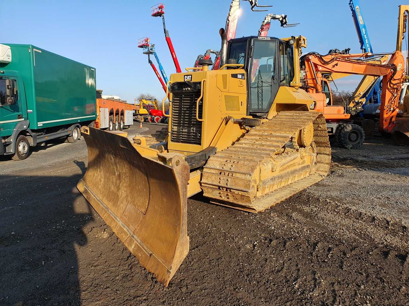 Fahrzeugabbildung CAT D6N LGP / 7.374h / 6-Wege Klappschild / Bj: 2017