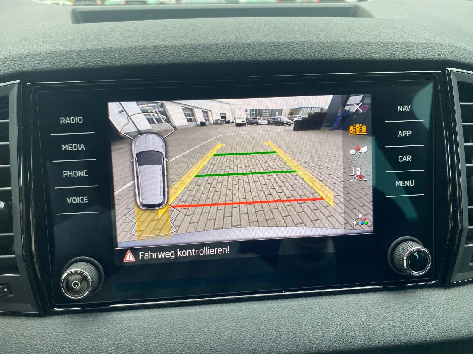 Fahrzeugabbildung SKODA Karoq 2.0l TDI DSG Sportline