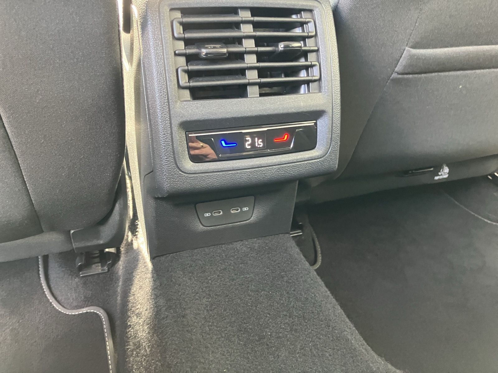 Fahrzeugabbildung Volkswagen Golf VIII Variant TDI Life DSG LED Navi ACC AHK