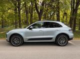 Porsche Macan - -