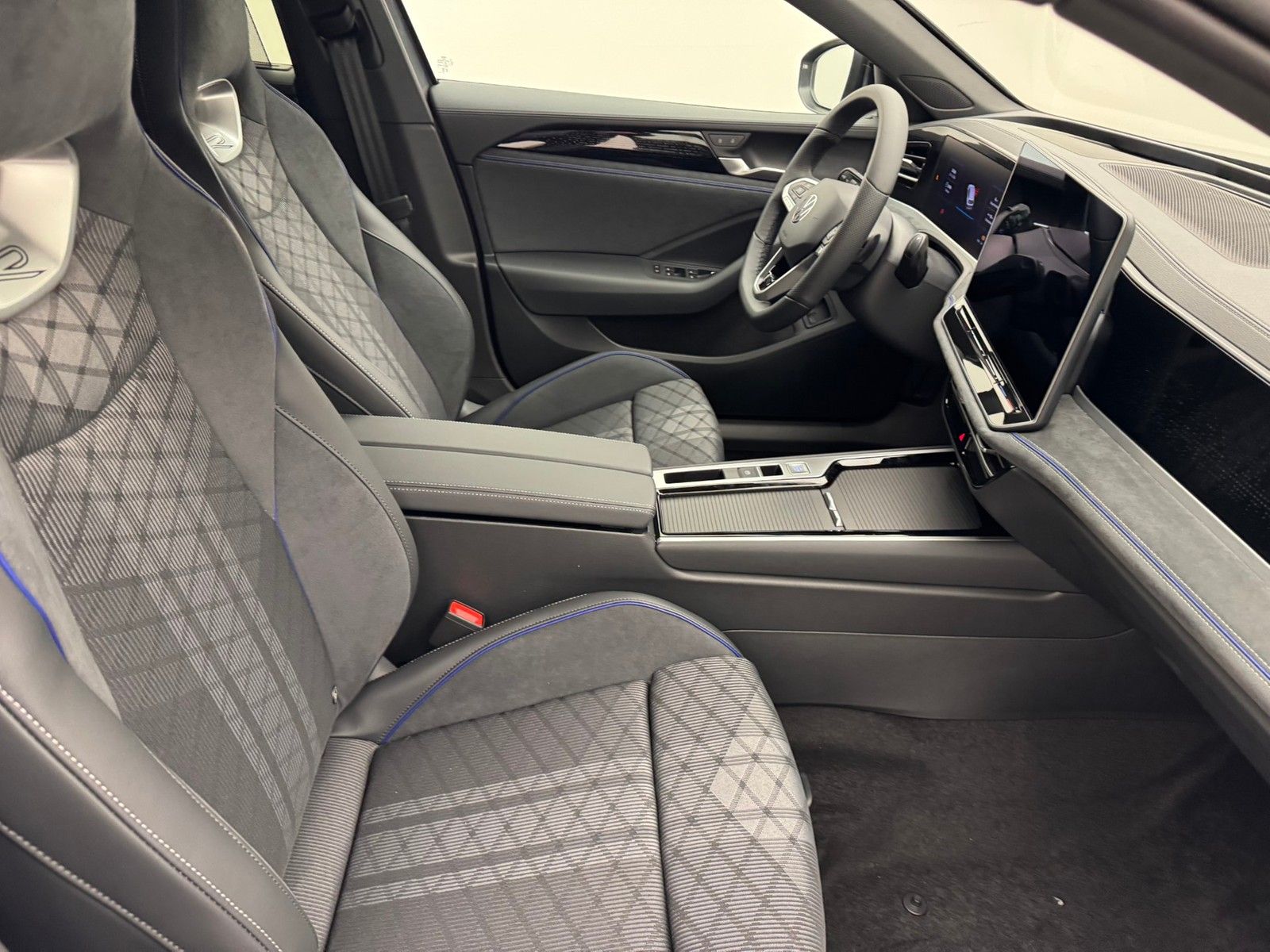 Volkswagen Passat Variant 1.5 eHybrid DSG R-Line BlackAHK imagem 3