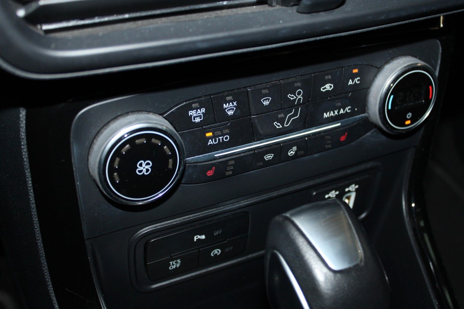 Fahrzeugabbildung Ford EcoSport Titanium AUTOMATIK Navi CAM WinterPaket