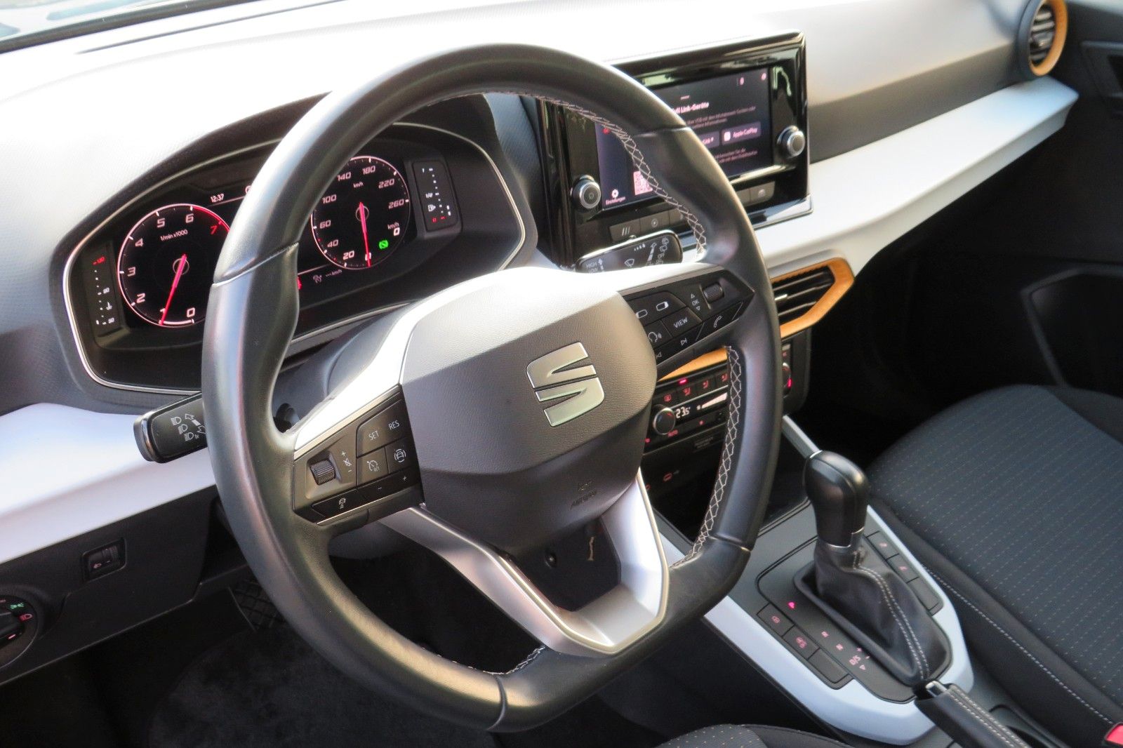 Fahrzeugabbildung SEAT Arona Style DSG FULL-LINK SITZH KAMERA GJ ACC 1H