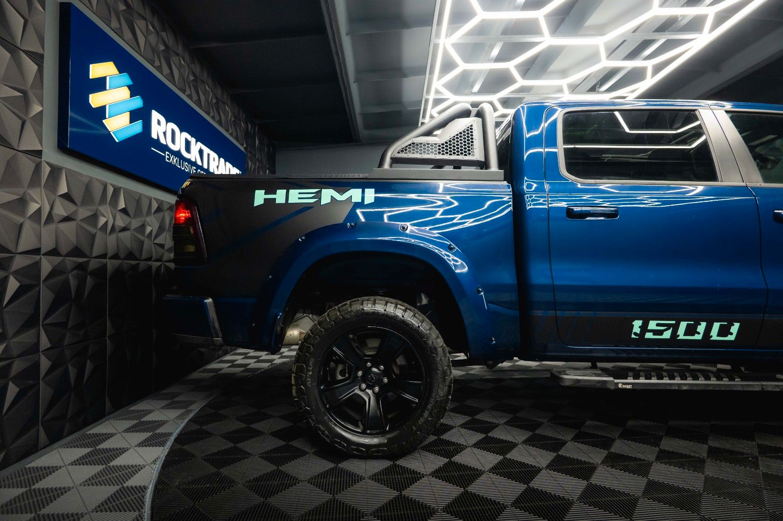 Fahrzeugabbildung Dodge RAM 5.7 V8 HEMI 4x4 NIGHT *Pano*LED* Unfallfrei