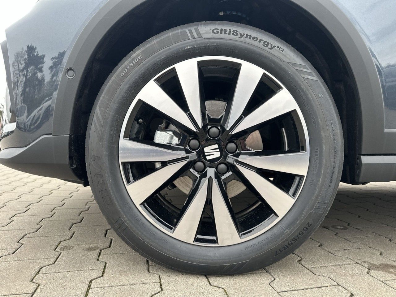 Fahrzeugabbildung SEAT Arona FR 1.0 TSI 116 PS 6-Gang - mit KI generiert/bearbeitet