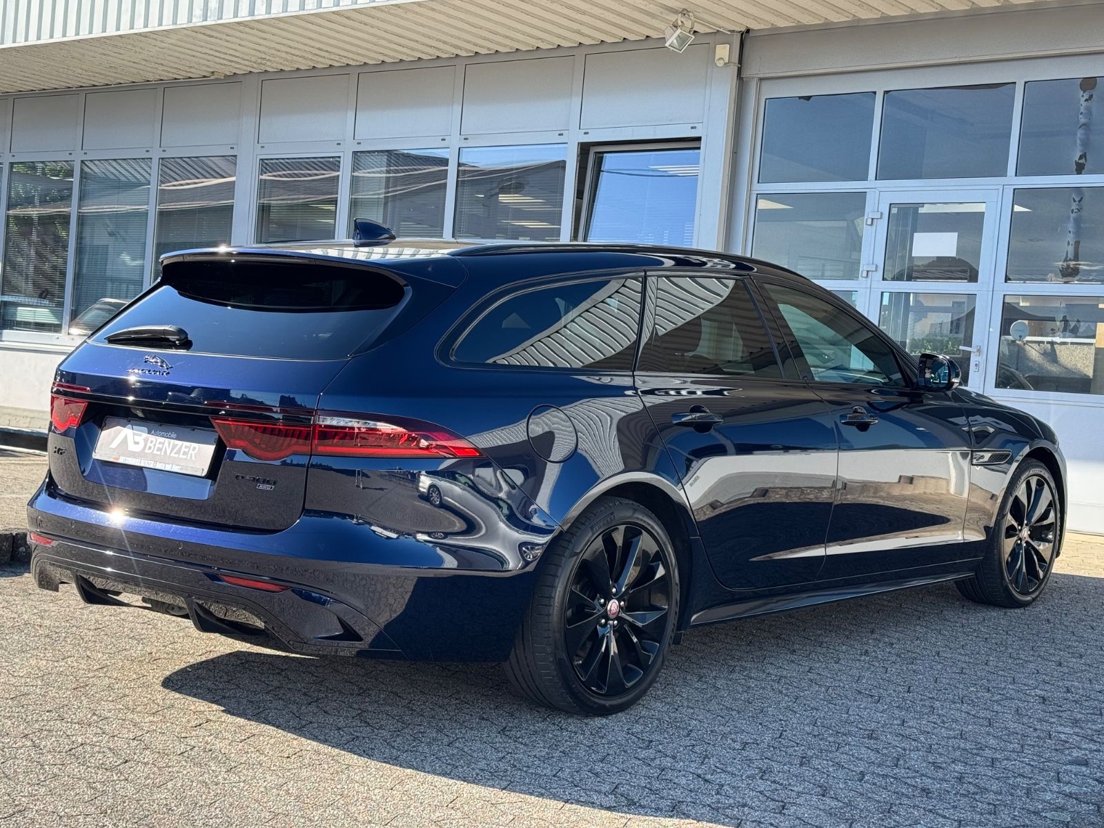 Fahrzeugabbildung Jaguar XF Sportbrake R-Dynamic SE AWD/PANO/KAM/MERIDIAN