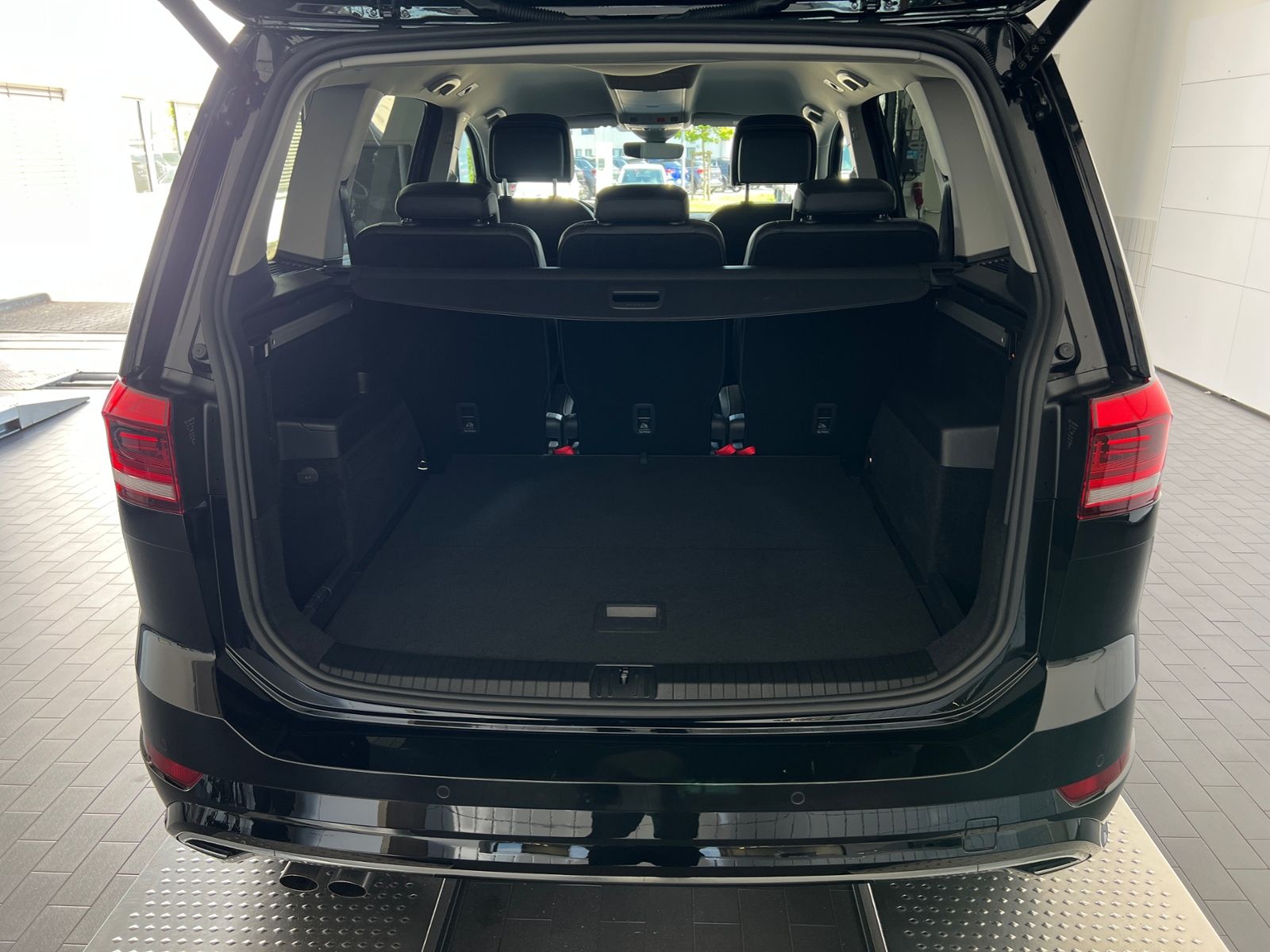 Fahrzeugabbildung Volkswagen Touran Comfortline 2.0 TDI DSG *R-Line Ext.,AHK,