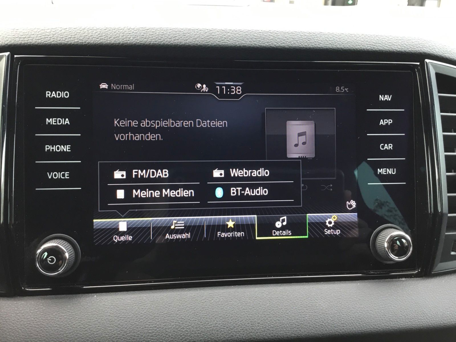 Fahrzeugabbildung SKODA Karoq 2.0l TDI DSG 4x4 SPORTLINE+AHK+18"+Kamera