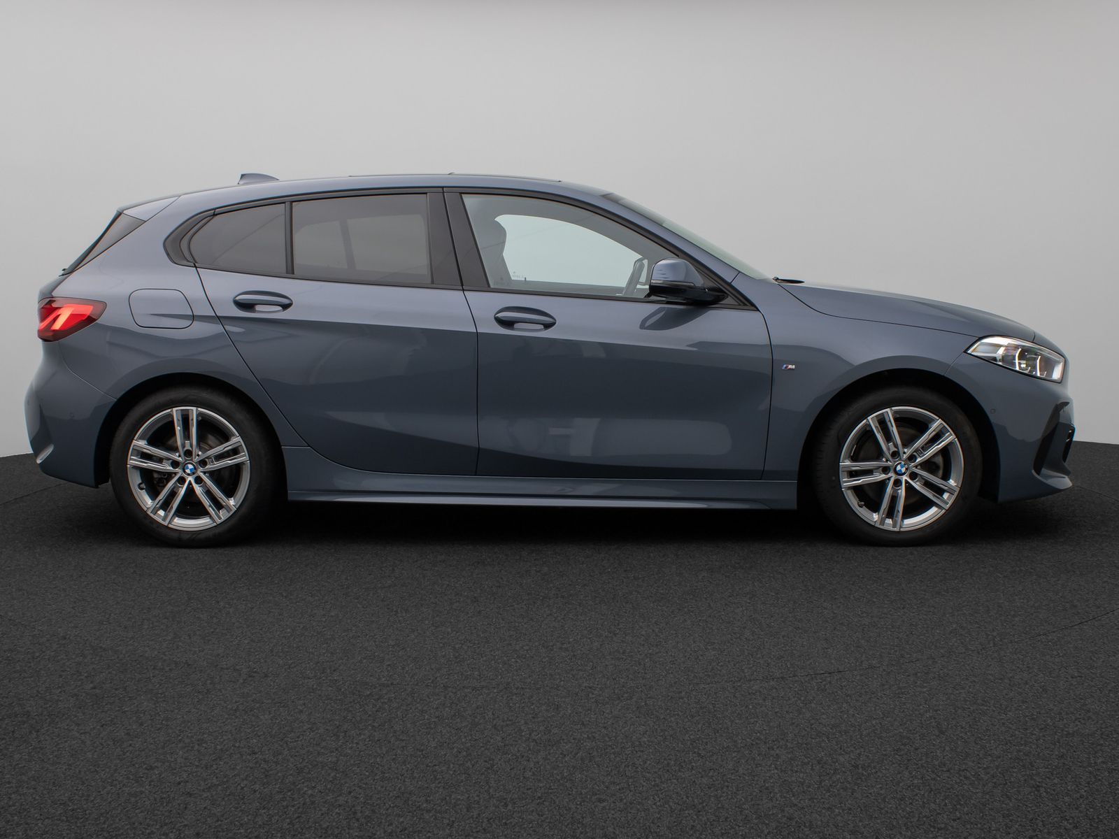 Fahrzeugabbildung BMW 118i M Sport Panorama Kamera HUD DAB H/K Komfort