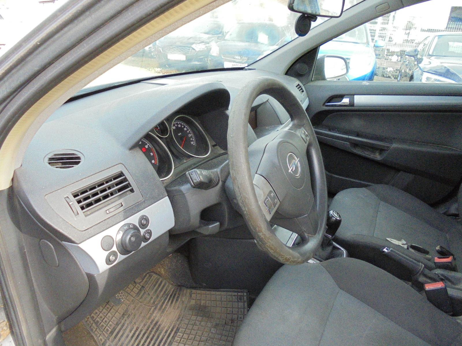 Opel Astra 2005 — photo 16