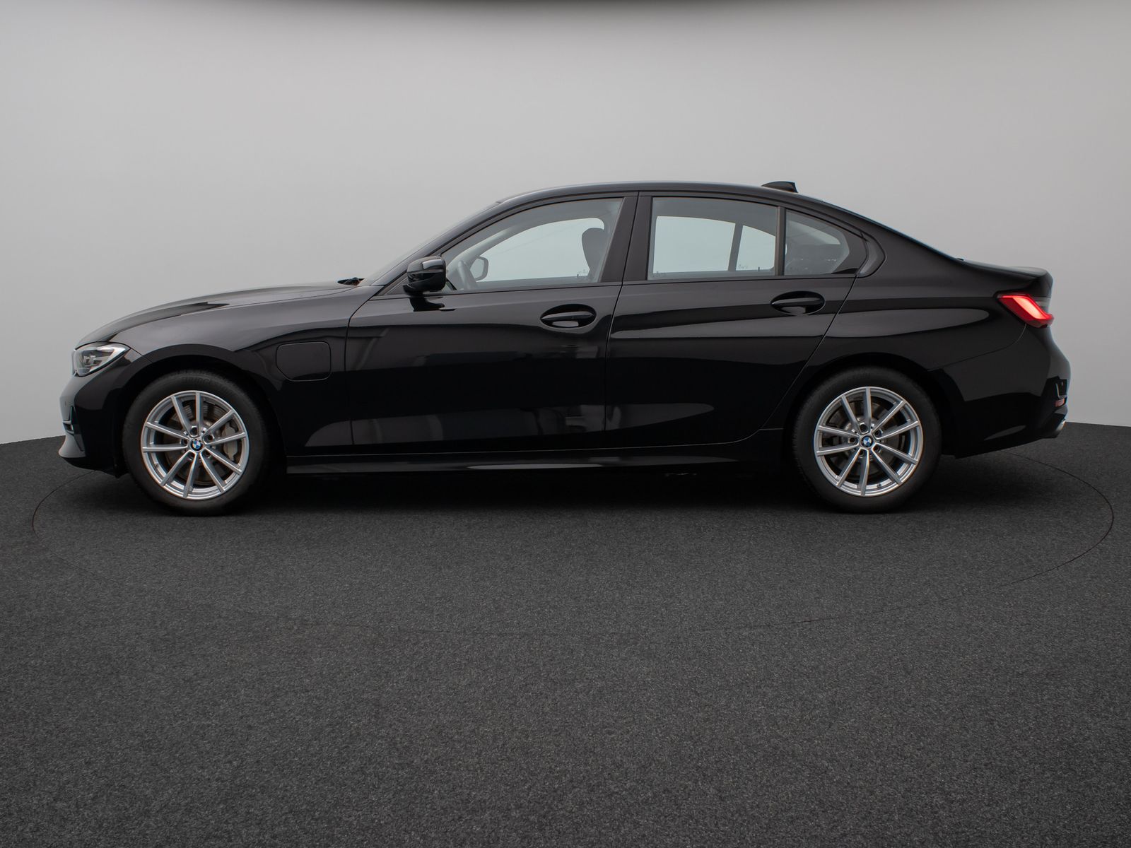 Fahrzeugabbildung BMW 330e ACC Alarm DAB CockpitPr HiFi PDC WLAN Sport