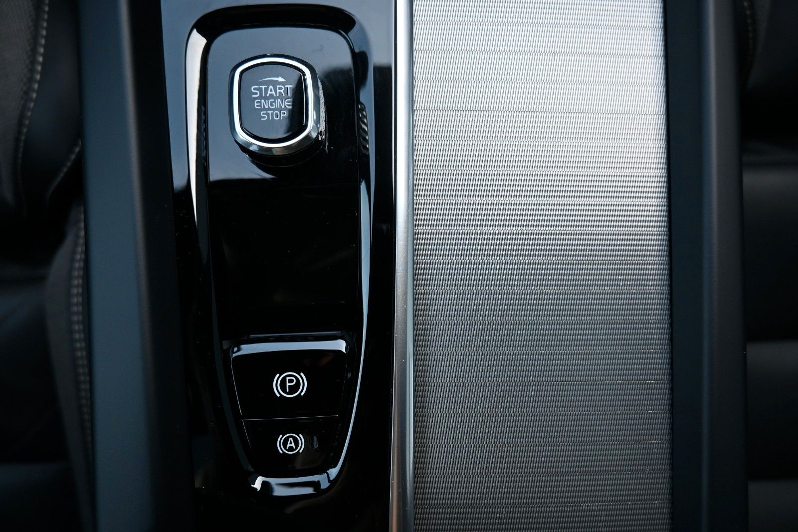 Fahrzeugabbildung Volvo XC60 B4 AWD Plus Dark*LED*PANO*STHZ*H&K*360°*AHK