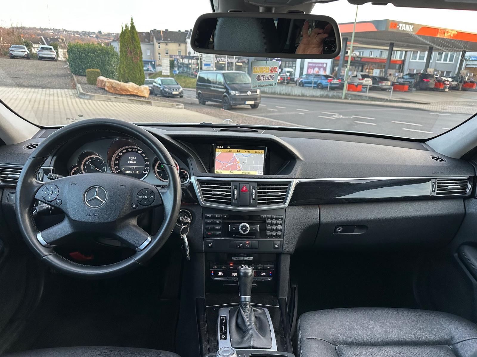 Mercedes-Benz E220 2010 — photo 17