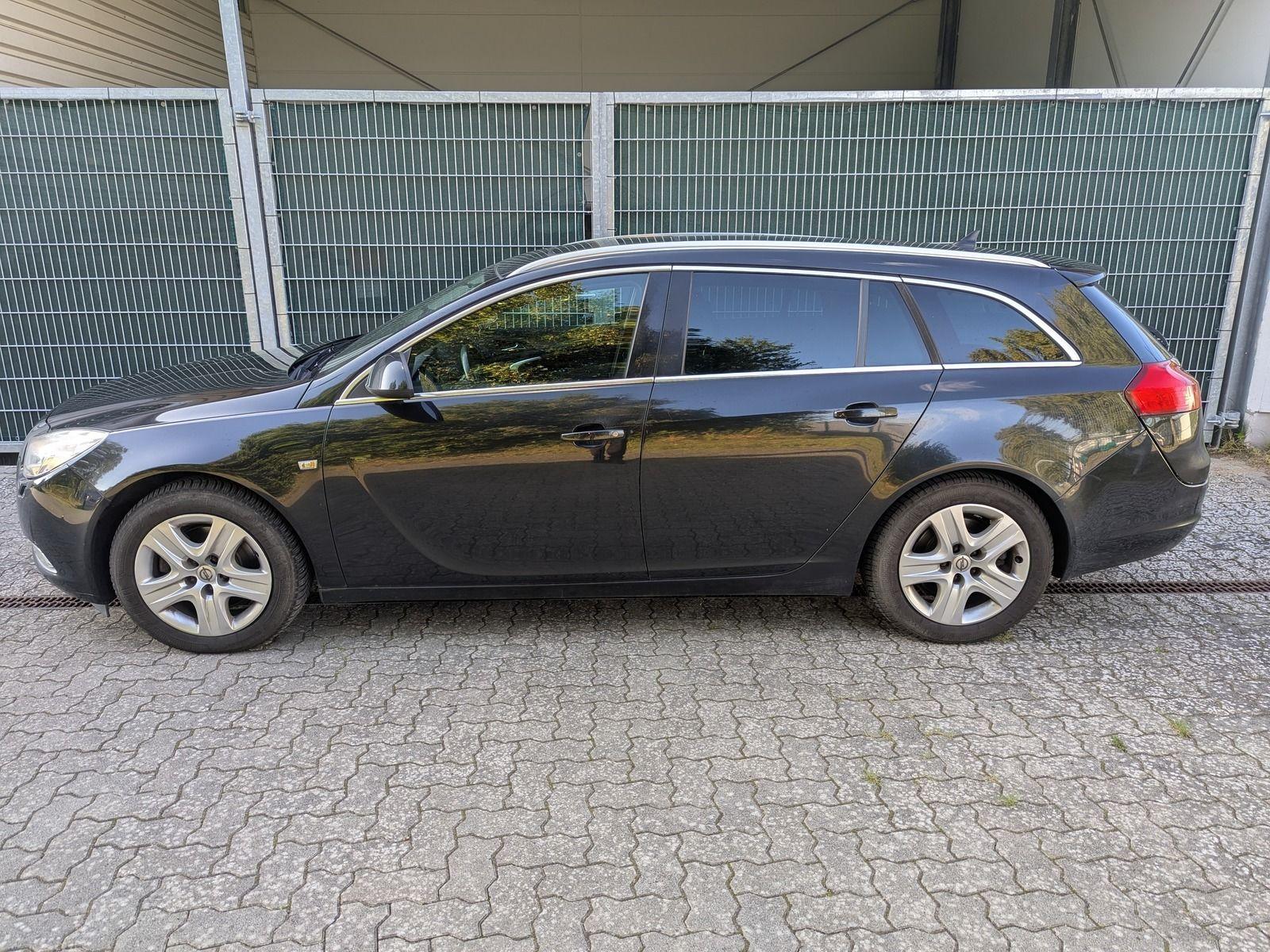 Opel Insignia 2011 — rear view