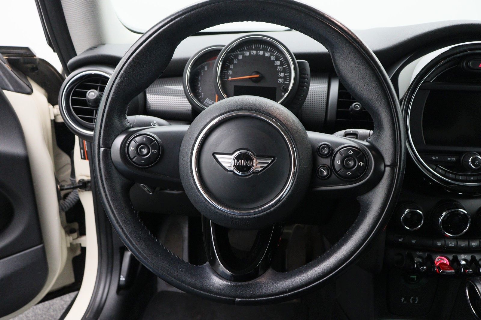 Fahrzeugabbildung MINI Cooper 1.5 Automatik