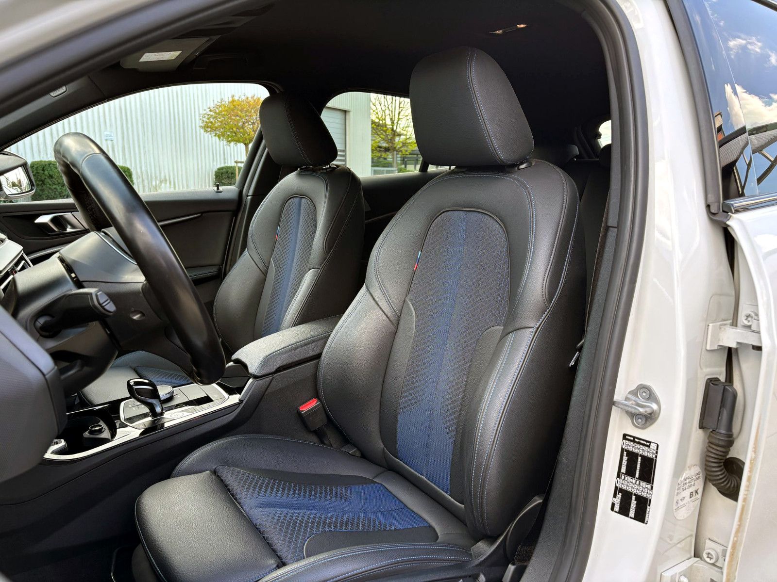 Fahrzeugabbildung BMW 120i M-Sport Steptronic LED TEMP PDC SHZ NAV BT