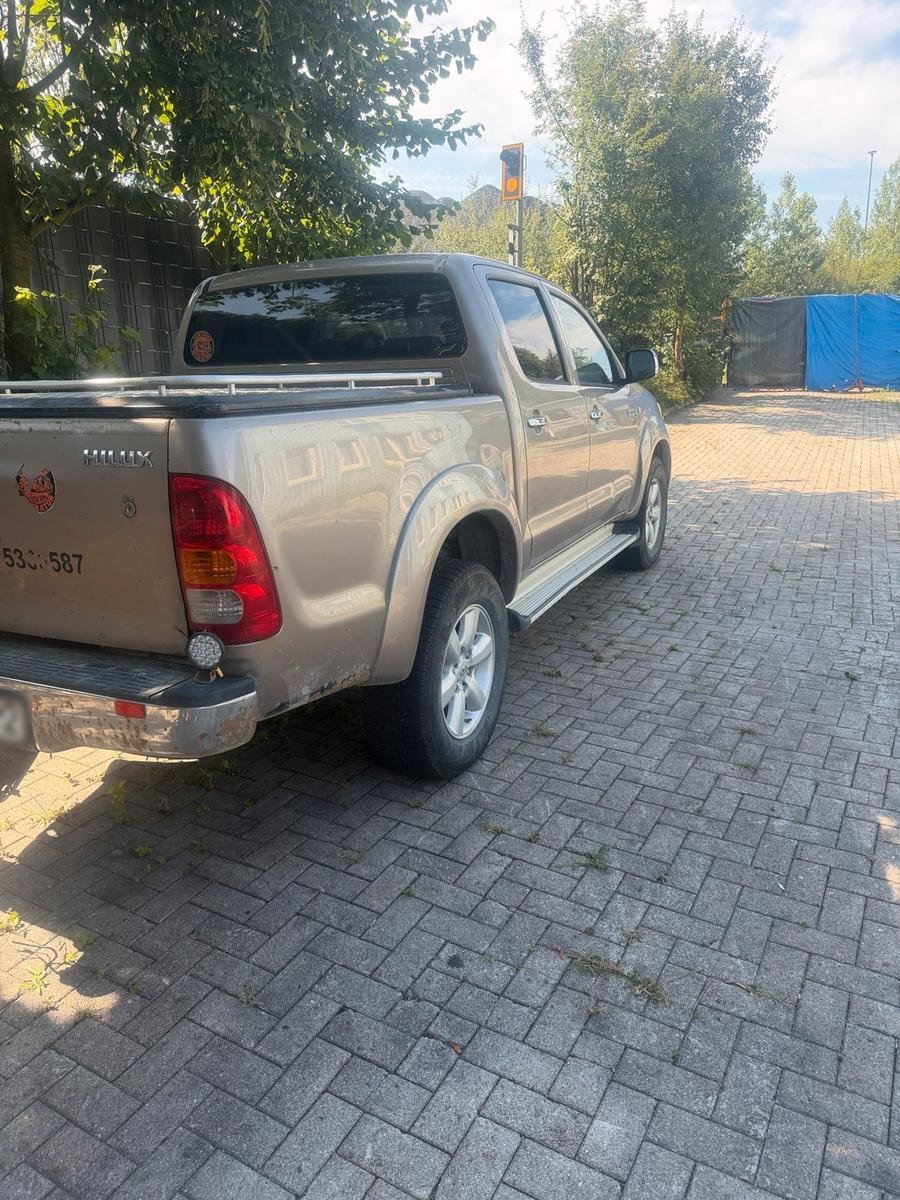 Toyota Hilux 2011 — engine