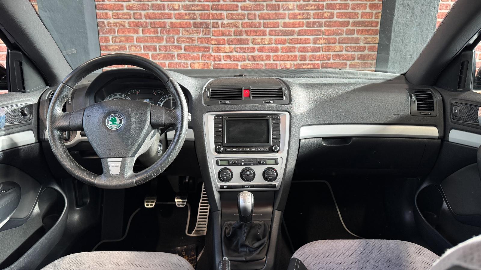 SKODA OCTAVIA COMBI RS 2.0 TDI 170ch BVM Pack sport Sièges sport chauffants Radars de recul Attelage
