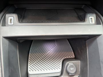 Citroën C4 Max Hybrid 145 Kam.+KeyLess+LED+Navi+SHZ+Klim