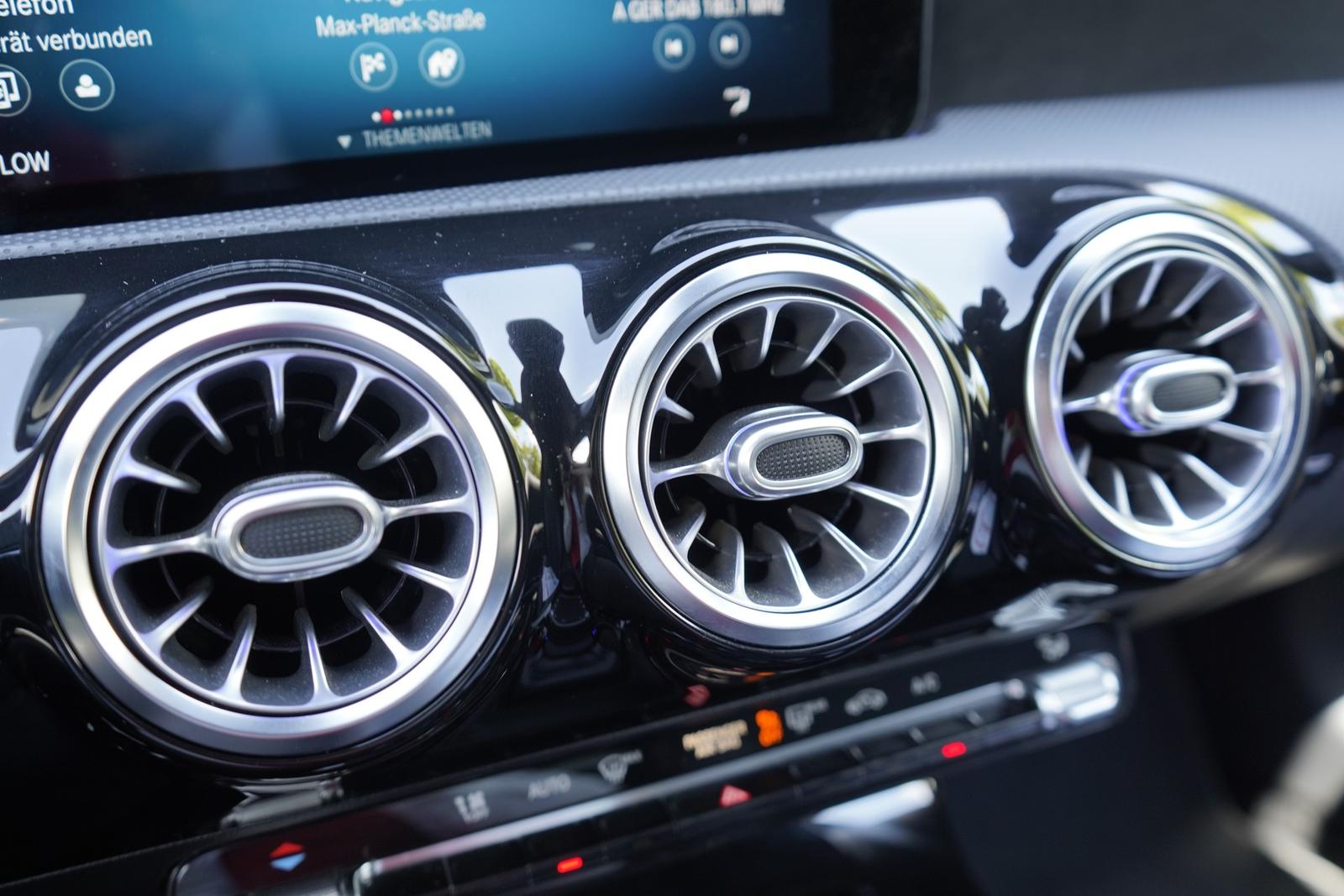 Mercedes-Benz CLA SB AMG Line LED Navi Alcantara Keyless, миниатюра 19