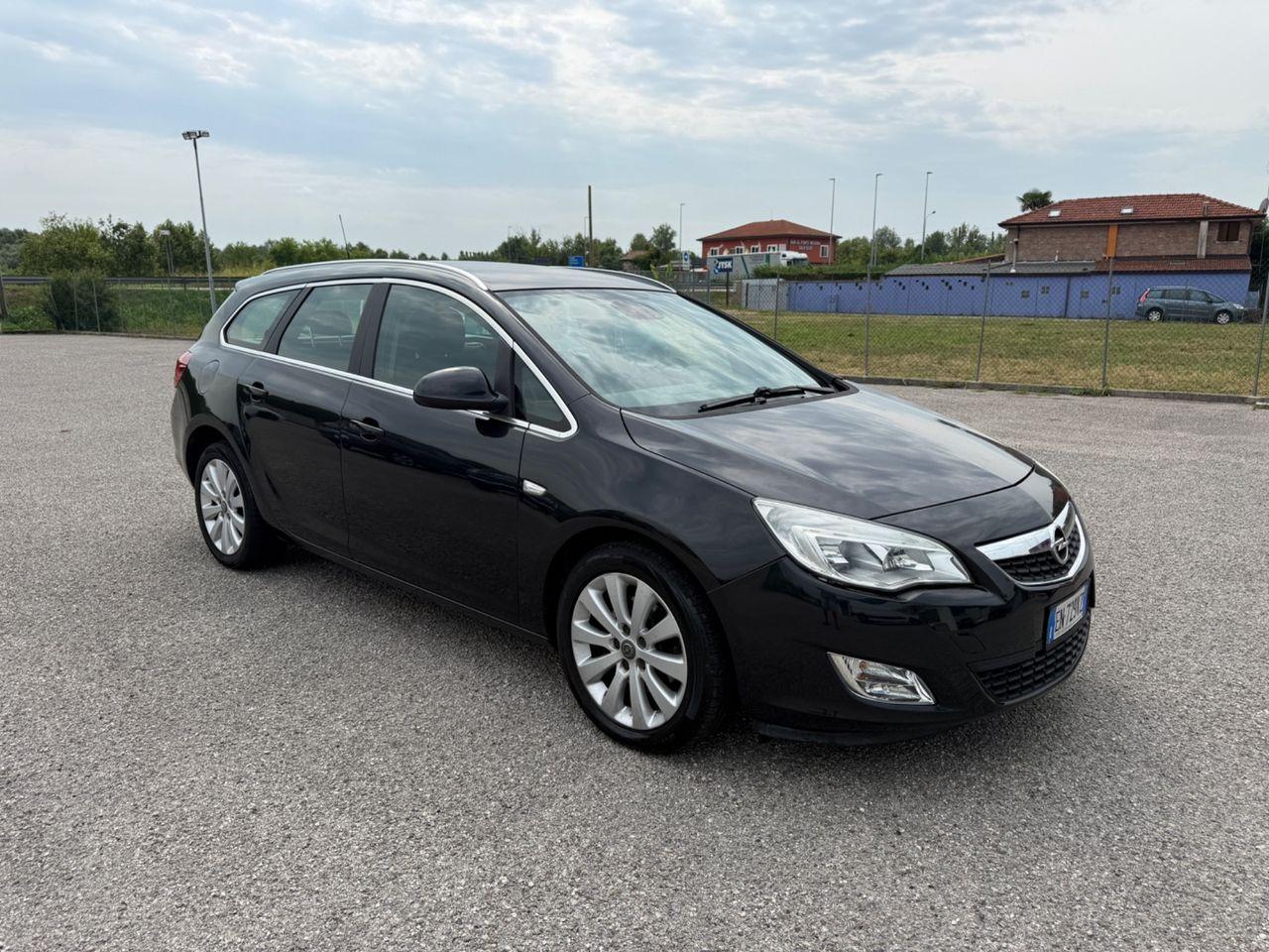 Opel Astra 2013 — interior