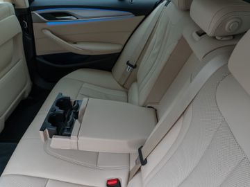 Fahrzeugabbildung BMW 530e xD Kamera Laser HUD DAB HiFi AHK ACC Komfor