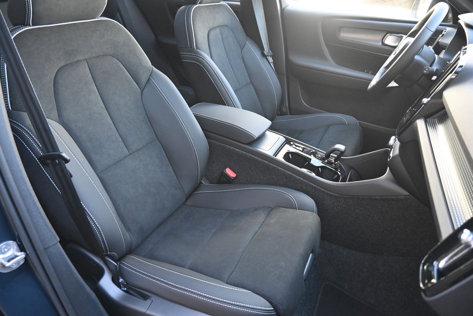 Fahrzeugabbildung Volvo XC40 B4 DKG Ultra Black Edition*360°*PANO*ACC