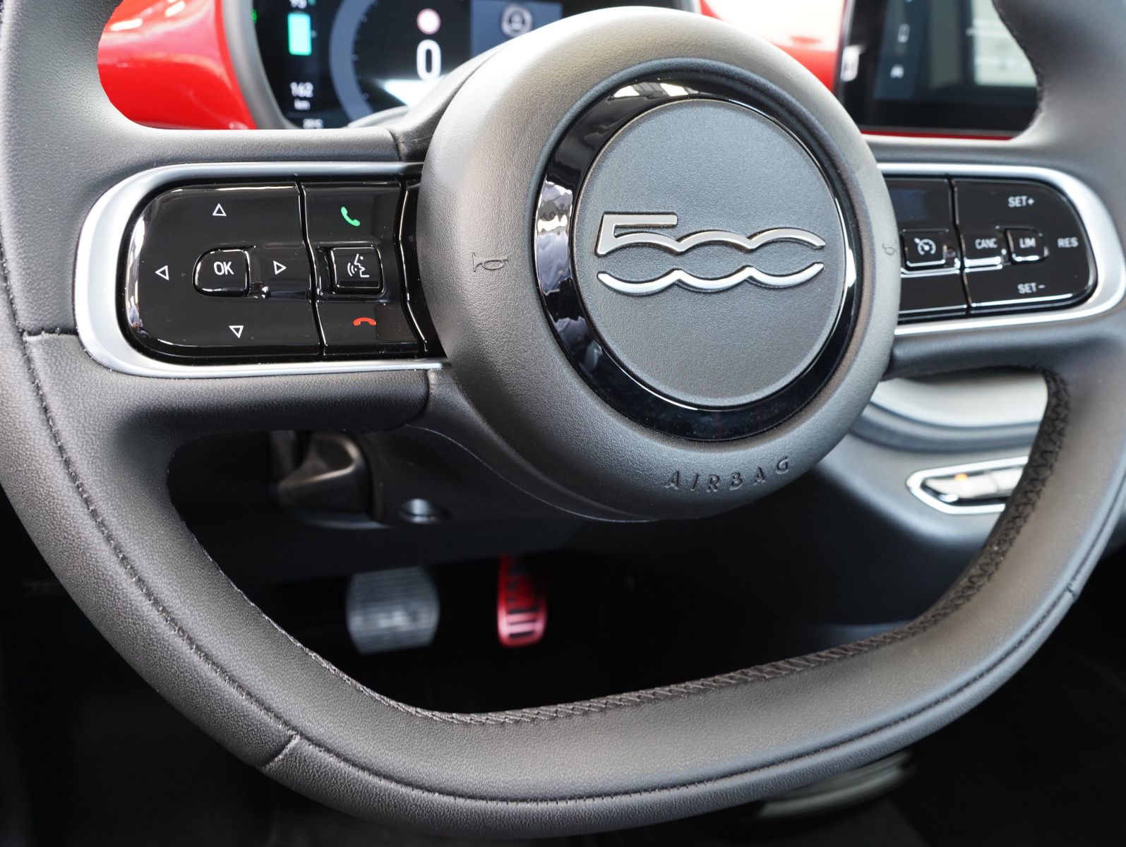 Fahrzeugabbildung Fiat 500e Red 70KW/23,8kWh/DC-LADEN/KAMERA