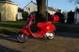 Vespa Primavera 50 Red Mit Zubehör - VESPA ROT