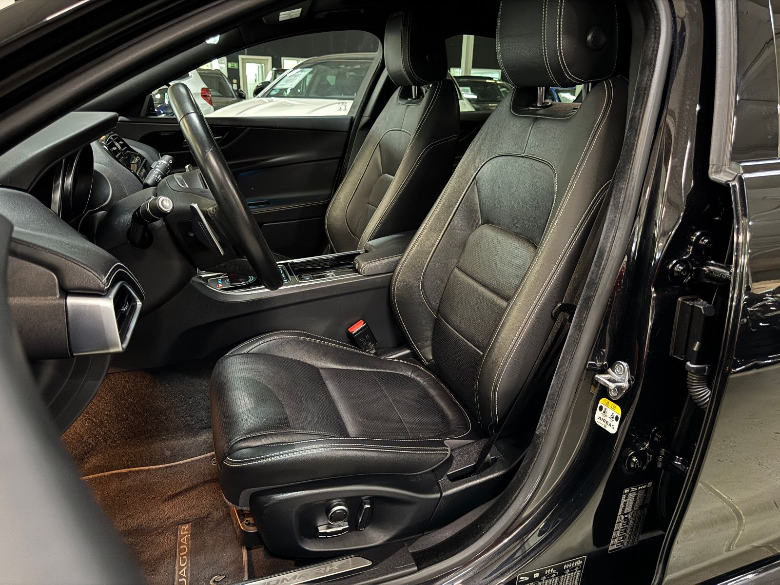 Fahrzeugabbildung Jaguar XE 2.0 d 8GT LANDMARK R-SPORT BLACK EDITION VOLL