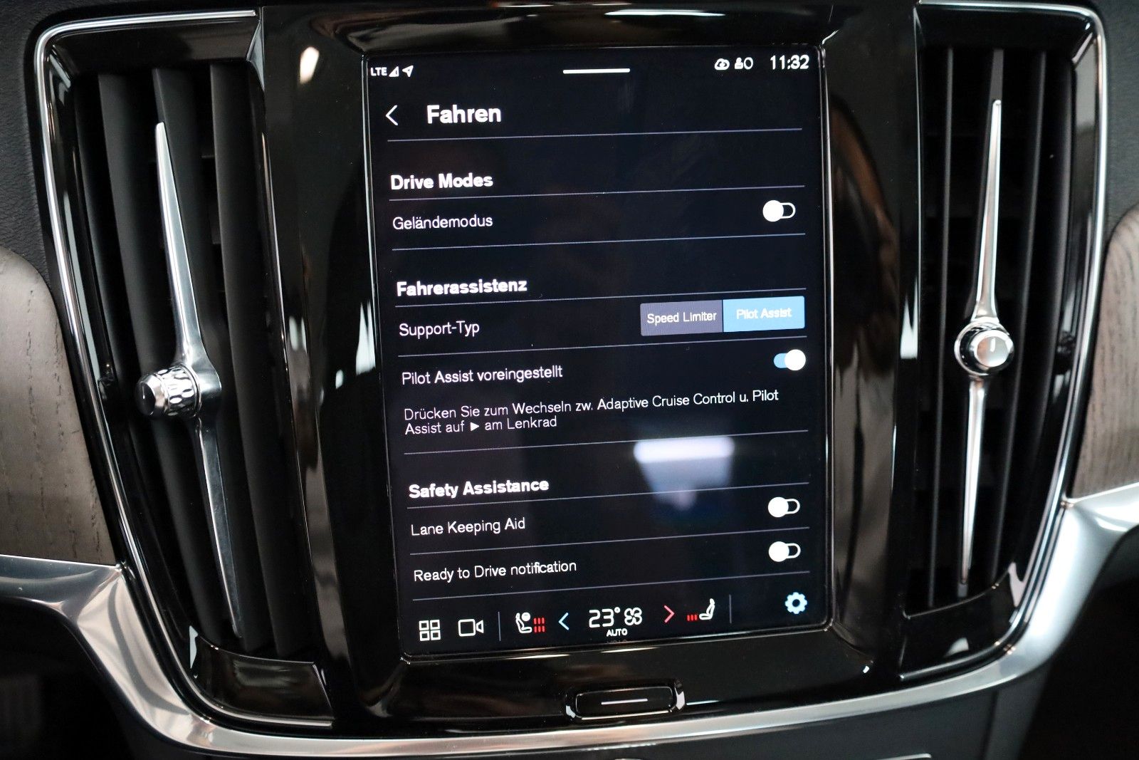 Fahrzeugabbildung Volvo V90 CC Pro AWD Leder,Navi,LED,SH,Kamera,ACC