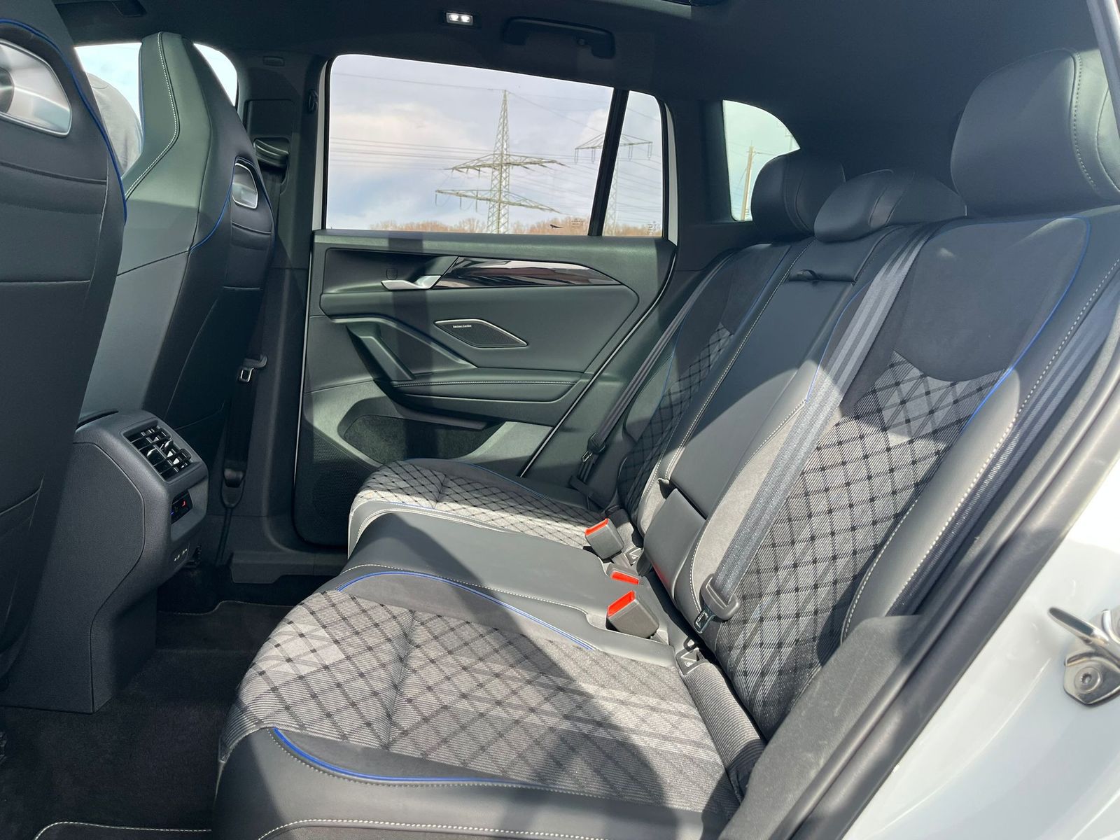 Изображение автомобиля Volkswagen Tiguan 2.0 TDI 4M R-Line PANO*H&amp;K*AHK*MATRIX*20"