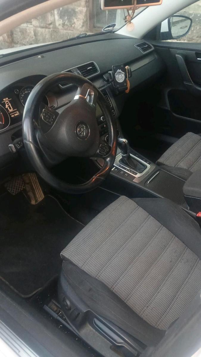 Volkswagen Passat 2012 — interior