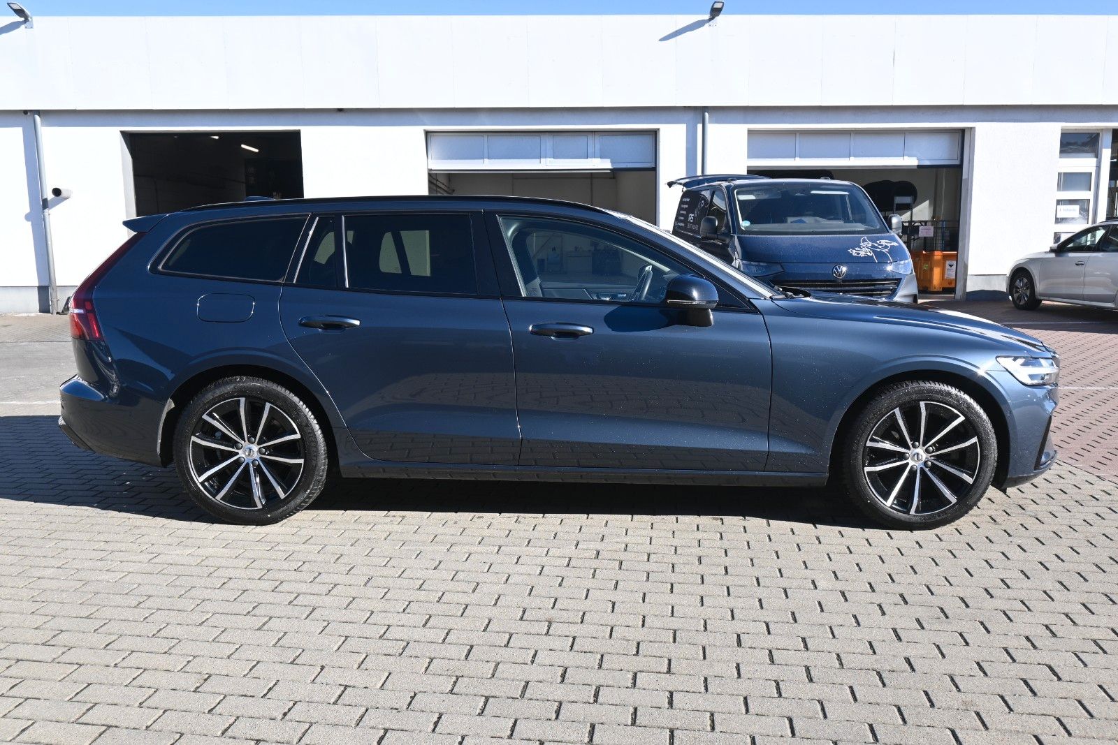 Fahrzeugabbildung Volvo V60 B4 Diesel Plus Dark*H&K*LED*360°*FSHZG*ACC
