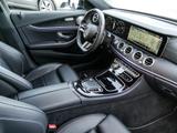 Mercedes-Benz E 450 T 4M |AMG|DISTR|NAVI|ILS|PANO|BURM|MBeam - mit Benzin-Antrieb: Schwarz, Ambiente-Beleuchtung