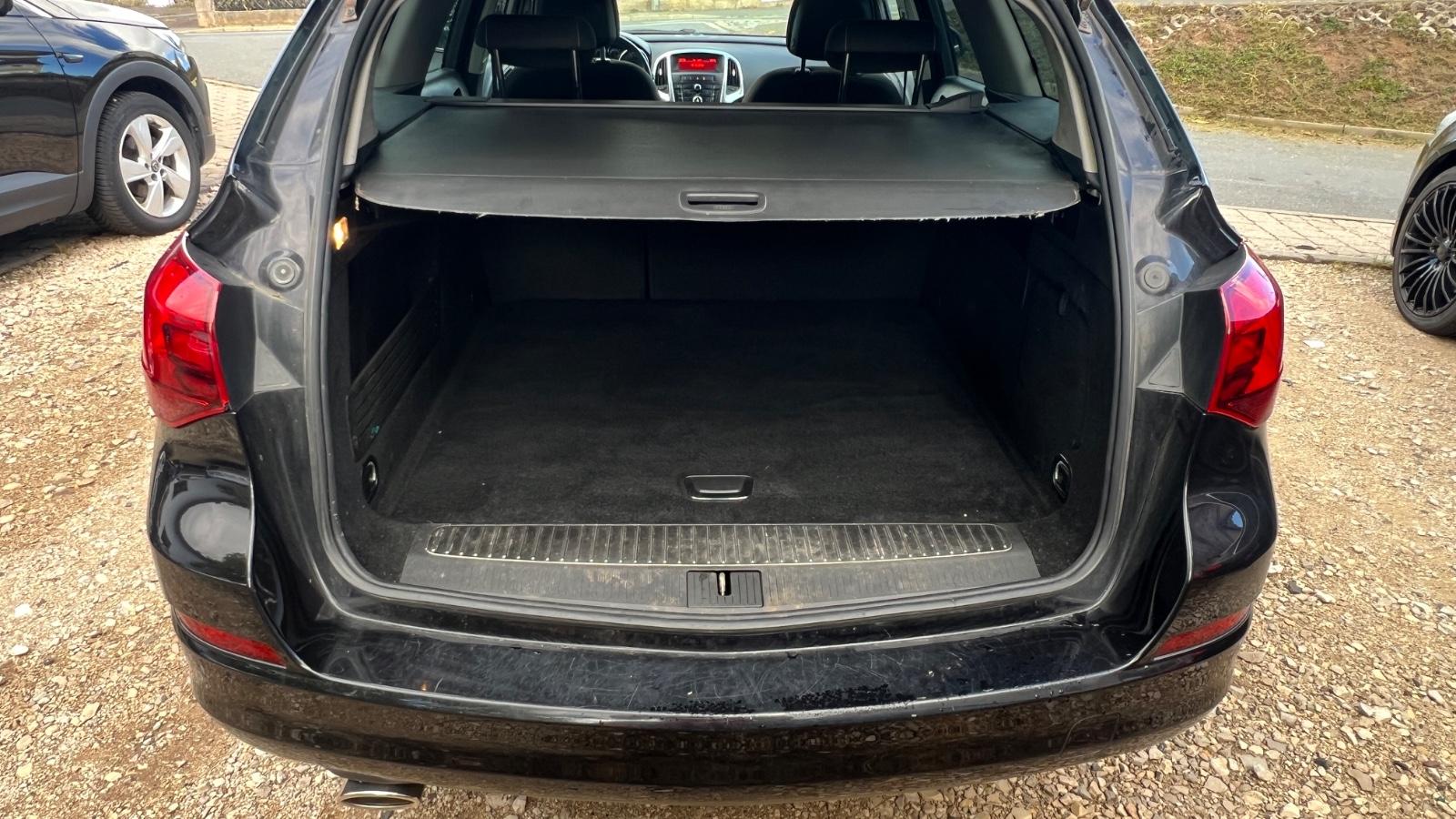 Opel Astra 2011 — photo 8