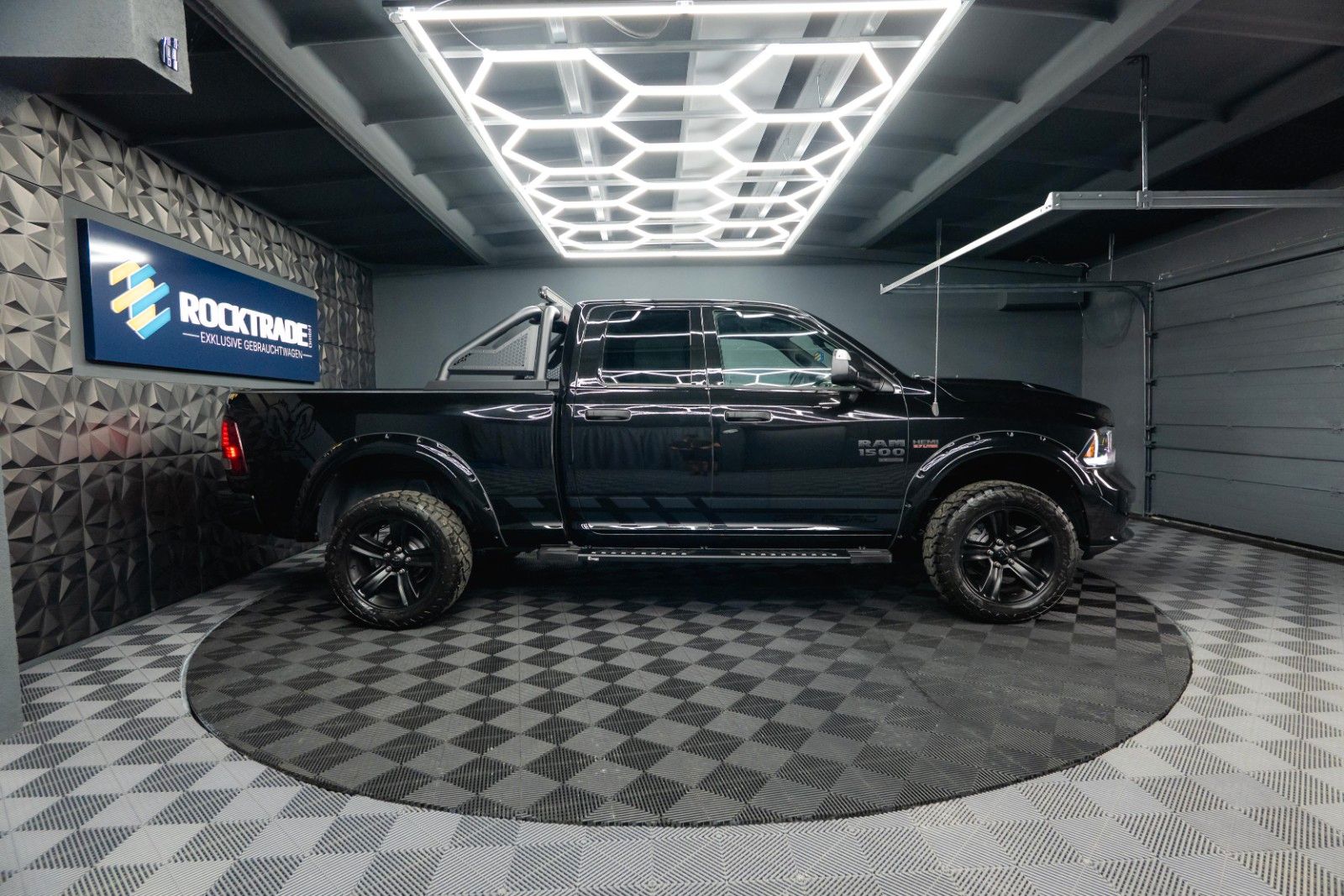 Fahrzeugabbildung Dodge RAM 5.7 V8 HEMI 4x4 OFFROAD Night-Paket LONG 19%